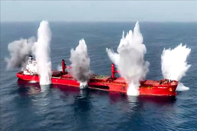 الحوثيون يوسّعون دائرة التهديد البحري إلى 64 شركة شحن
