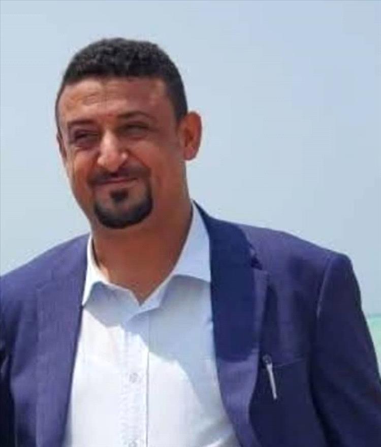 تعز.. نقطة عسكرية تحتجز نائب مدير موانئ الحديدة وأسرته والمحور يرفض توجيهات المحافظ