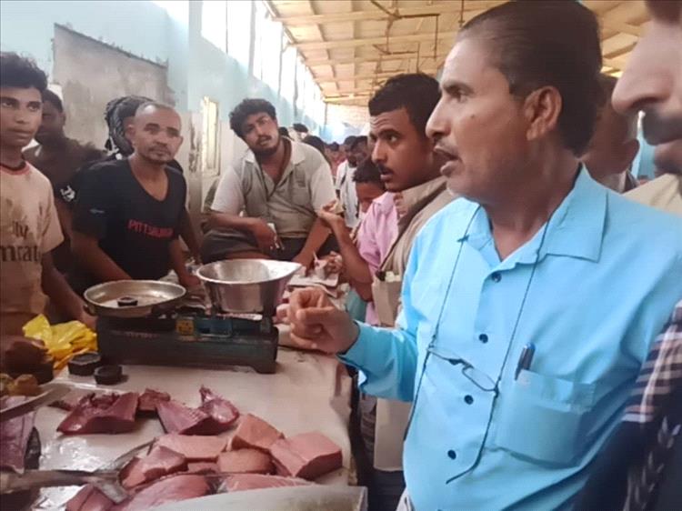 مدير عام المصائد السمكية بأبين ينفذ نزولًا ميدانيًا لسوق الأسماك بزنجبار لمتابعة خفض الأسعار