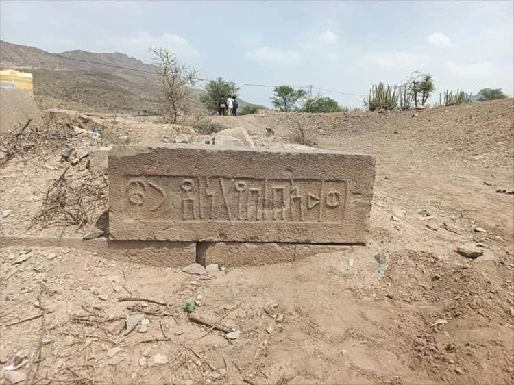مليشيا الحوثي تعبث بموقع أثري نادر في إب