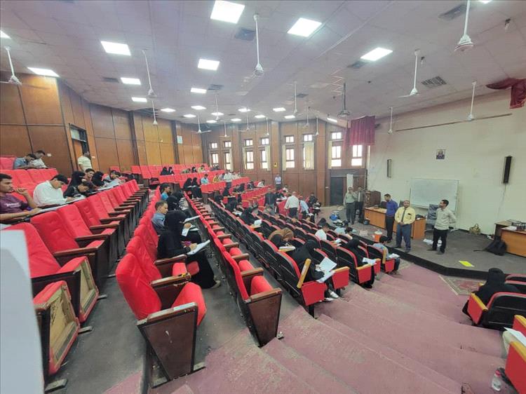 كليةُ الحقوق جامعة عدن تُدَشِّنُ امتحانات الدور الأول  للفصل الثاني  من العام الجامعي 2024-2025م.