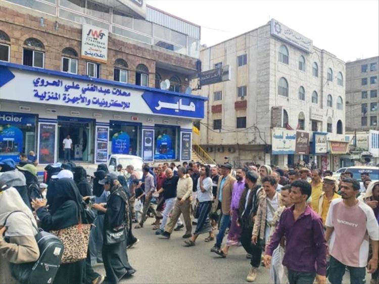 مظاهرة في تعز تندد بانهيار الخدمات واستمرار الفساد