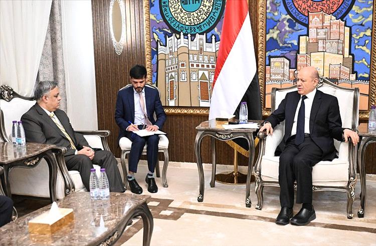 رئيس مجلس القيادة يطلع على برامج التعاون الثنائية مع جمهورية الهند
