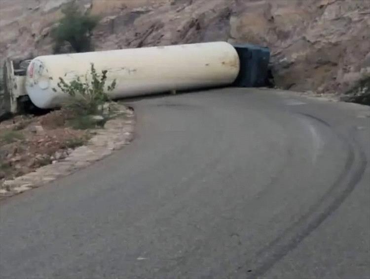 انقلاب قاطرة غاز ووفاة سائقها في محافظة شبوة