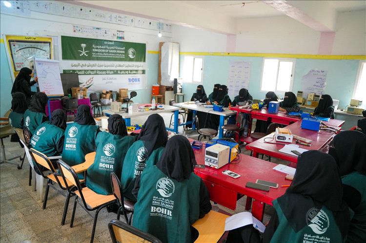 مشروع "التمكين المهني" يطلق دورات تدريبية مهنية لـ 650 امرأة في سبع محافظات يمنية