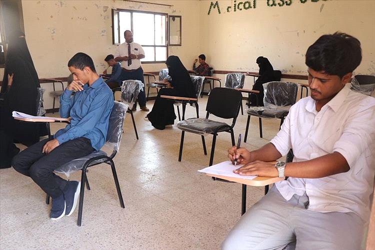 تدشين امتحانات القبول في فرع معهد الدكتور أمين ناشر بالمهرة