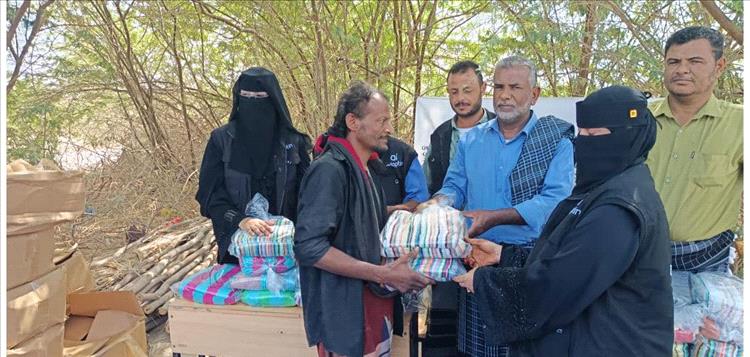 مؤسسة أدابت - إن توزع 280 حقيبة صحية في مخيم النش الكود بأبين