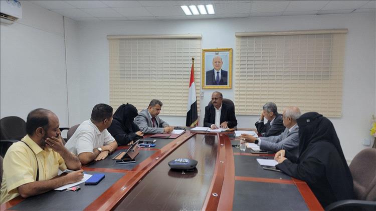 اللجنة التحضيرية لتأسيس جمعية حماية المستهلك تعقد اجتماعها الثالث في وزارة الصناعة بعدن