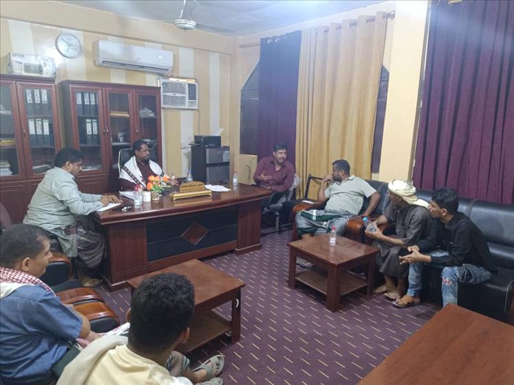 مدير عام خنفر ومدير عام الصناعة والتجارة بأبين يلتقيان بملاك محطات المياه بخنفر زنجبار