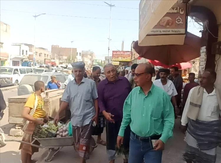 السلطة المحلية بزنجبار ومكتب الزراعة بأبين ينفذان حملة لضبط أسعار الخضروات والدجاج واللحوم