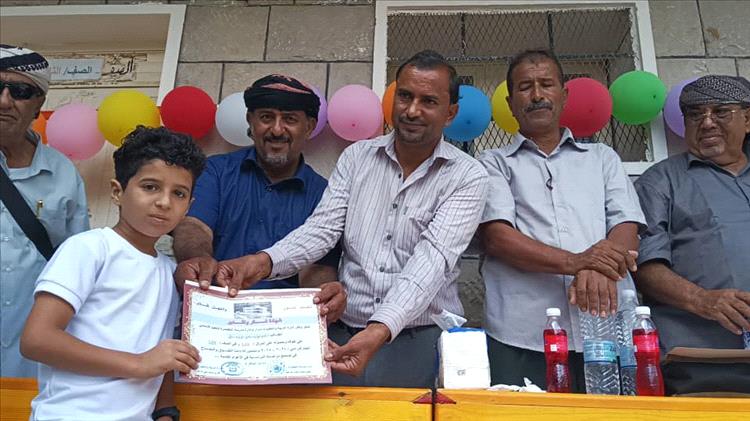 مدرسة "المقيصرة" بيافع - سرار تكرم أوائل الطلاب والمعلمين المبرزين في حفل تكريمي بهيج