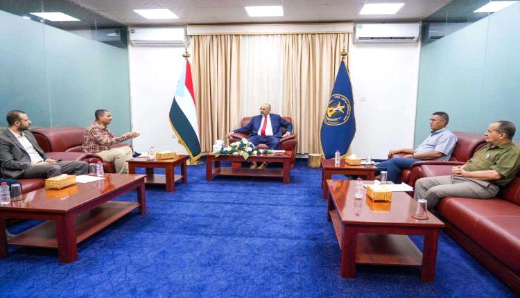 الزُبيدي يلتقي قيادة أسمنت الوحدة "باتيس" ويطلع على تفاصيل الاعتداءات المتكررة عليه