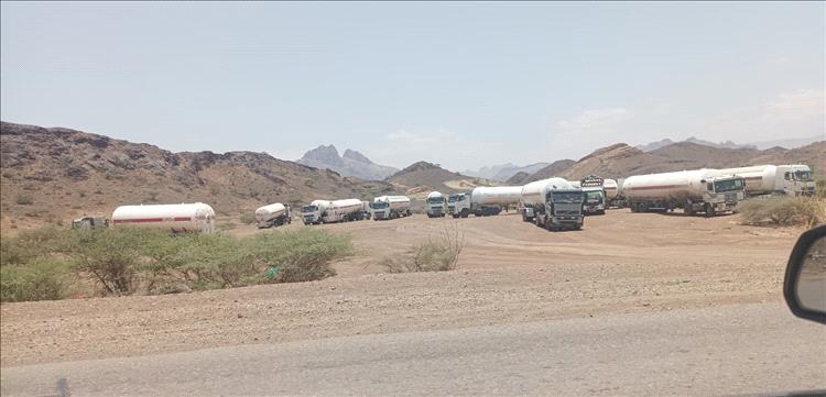 نقطة أمنية في ردفان تحتجز 20 مقطورة غاز كانت في طريقها لمناطق الحوثيين