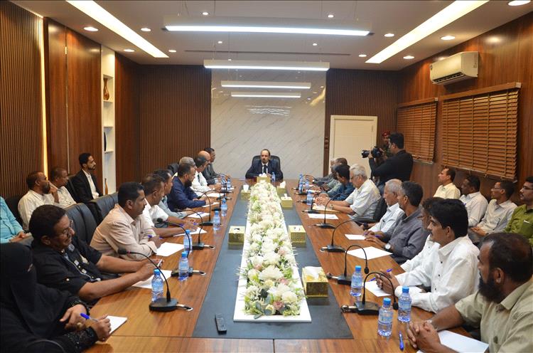 محافظ حضرموت خلال اجتماع تربوي: التعليم مشروع وطني والتنمية تبدأ من الفصل الدراسي