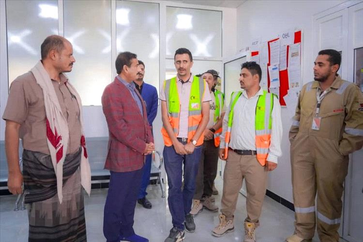 محافظ شبوة يطلع على ترتيبات تشغيل مشروع الطاقة الشمسية ويشدد على ضبط سوق المشتقات النفطية
