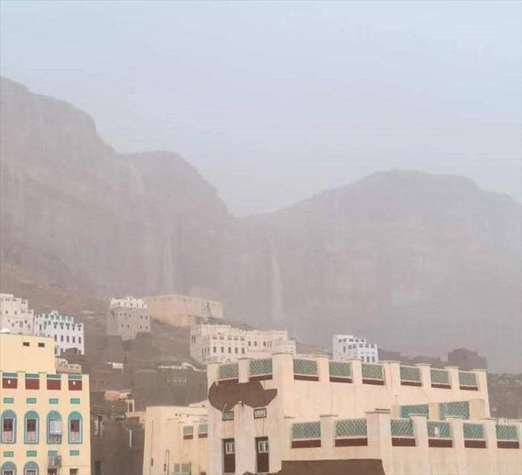 انقطاع الطريق بين وادي وساحل حضرموت جراء سيول وادي العين وسط تحذيرات من عواصف ماطرة