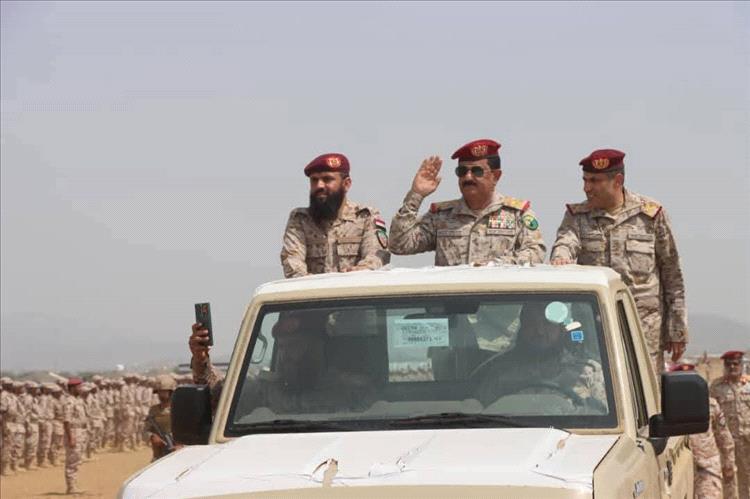 في استقبال وزير الدفاع.. محور مران يُظهر جاهزيته باستعراض عسكري ضخم
