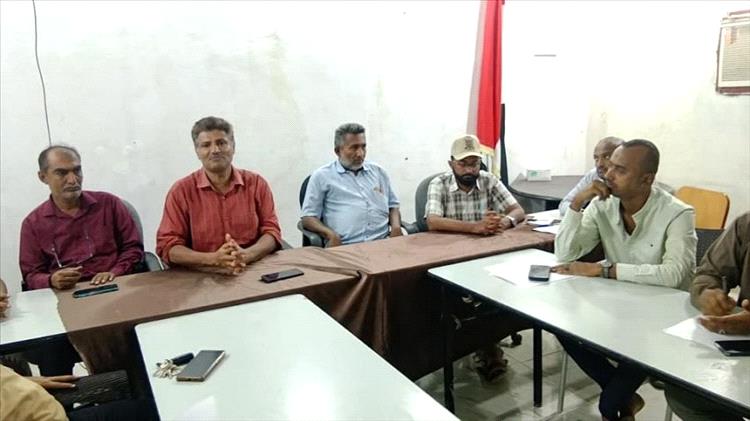 اجتماع صحي يناقش خطط تطوير الإدارات الصحية وتعزيز الاستجابة للطوارئ في الحديدة