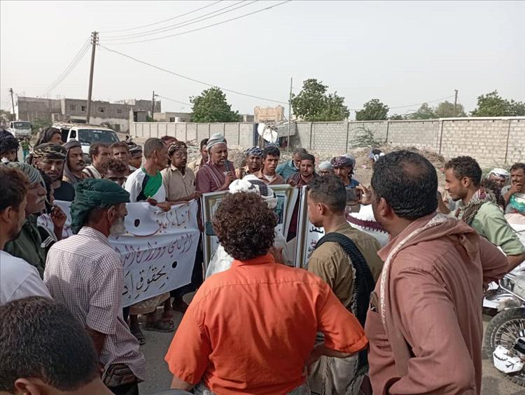 لليوم الثاني على التوالي.. زنجبار أبين تشهد مسيرة تضامنية مع مدير أمن المحافظة