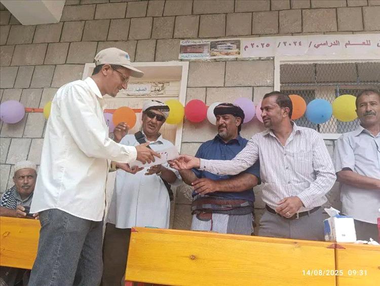 تكريم المعلم عبدالوهاب العمري نموذجاً في التفاني والإخلاص