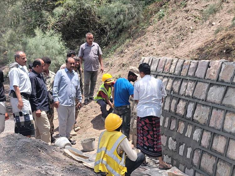 المدير العام بكر الشاعري يتفقد مشروع حماية الأراضي الزراعية في دار السيد بمديرية قعطبة