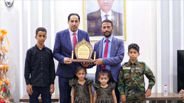 وزير الشباب والرياضة يستقبل أسرة الشهيد منير اليافعي "أبو اليمامة" ويجدد العهد بالوفاء لتضحيات الشهداء