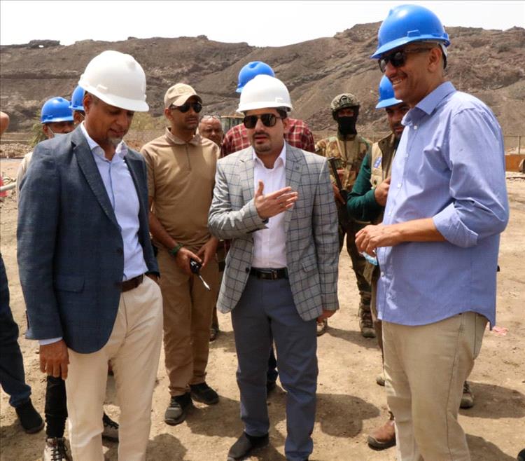 نائب وزير المياه والبيئة يطلع على نشاط مؤسسة المياه بعدن ويتفقد عدداً من المشاريع
