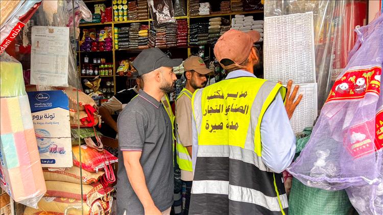 السلطة المحلية بمديرية صيرة تغلق 4 معامل ماء و 12 محل تجاري مخالفين للاسعار