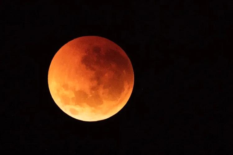"القمر الدموي" في 7 سبتمبر المقبل.. أين يرى الخسوف بالعالم العربي؟