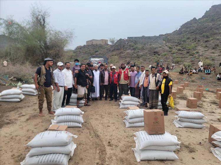 المدير بكر الشاعري يدشن توزيع السلة الغذائية للأسر الأشد فقراً في منطقة حمرات بمديرية قعطبة