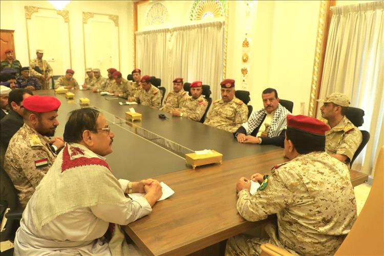 وزير الدفاع يترأس اجتماعاً موسعاً للجنة الأمنية في محافظة مارب