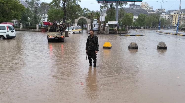 لملس يتفقد مديريات عدن المتأثرة بالمنخفض ويوجه بعلاج المصابين على نفقة السلطة المحلية