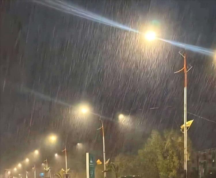 يحدث الآن: هطول أمطار غزيرة في عدن