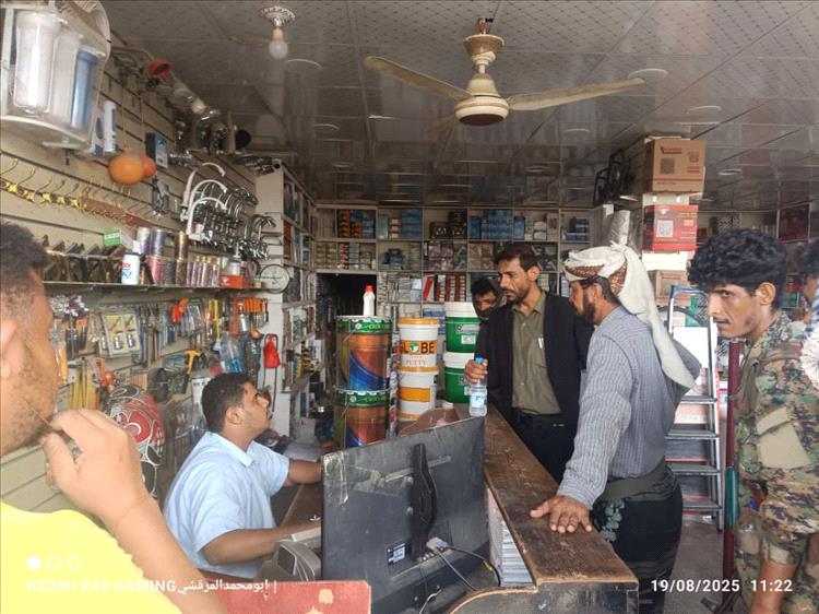 مدير أمن خنفر يشرف على تركيب الكاميرات ومراقبة الأسعار بالمدينة