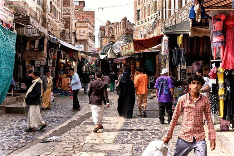 تاجر يمني يُقدم على إحراق نفسه بصنعاء احتجاجًا على ظلم الحوثيين
