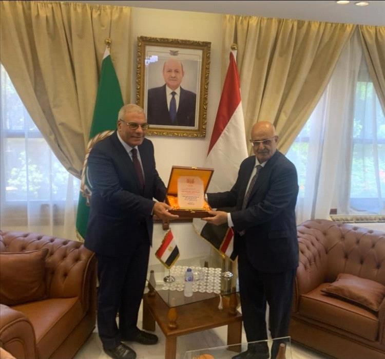 مندوبة بلادنا لدى الجامعة العربية تكرم السفير محمد عرفي مع اقتراب انتهاء مهامه