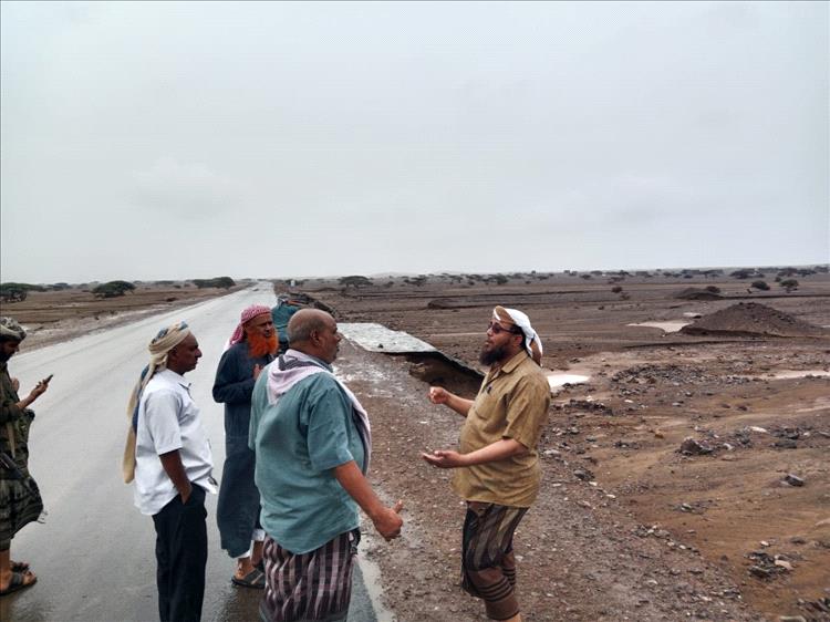 مدير عام المضاربة والعارة بلحج يتفقد اضرار السيول بوادي مرخه ويحث مكتب الاشغال العامة والطرق ومكتب الزراعة رفع تقرير
