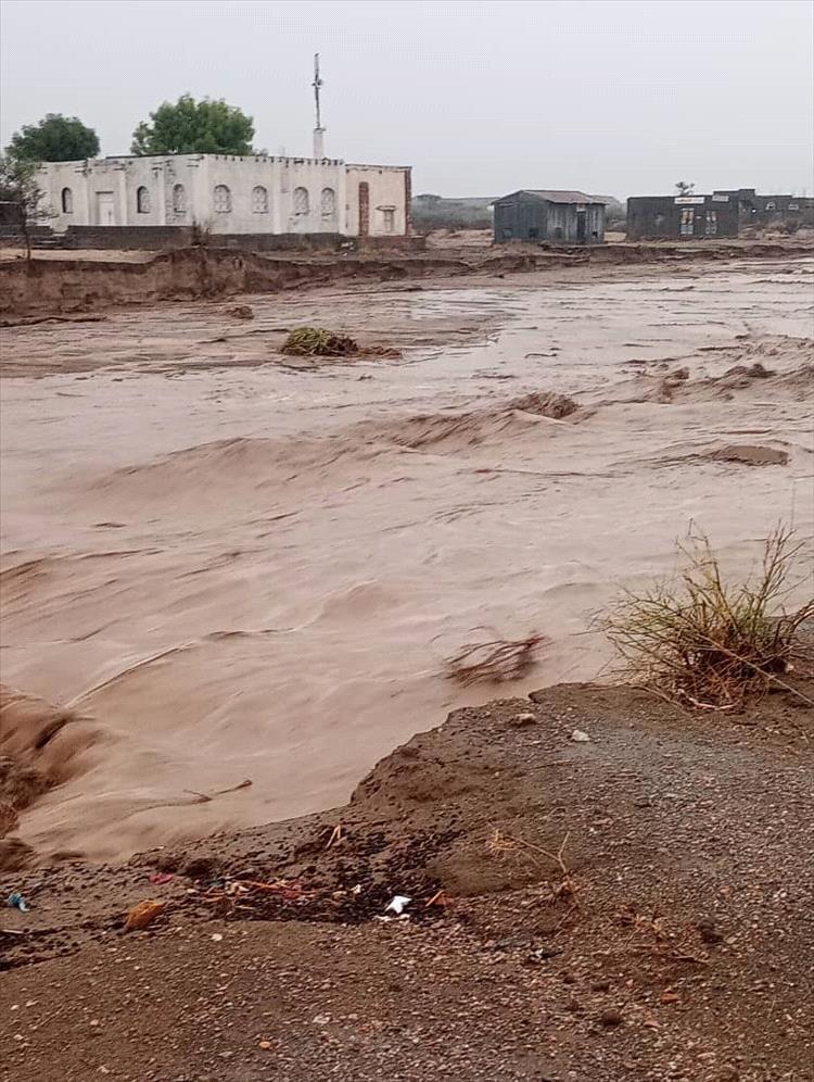 السيول تعزل قرى مديرية طور الباحة عن العاصمة وتخلف أضرارًا واسعة