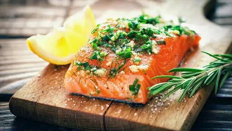 منها السلمون.. أطعمة تحسن الذاكرة والتركيز بعد الثلاثين