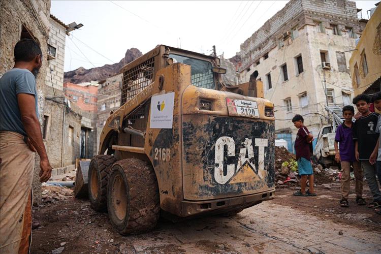 مؤسسة أولاد الصغير التنموية تتدخل لرفع مخلفات المنخفض الجوي بعدن