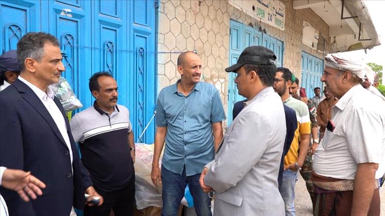 محافظ عدن يشدد على استكمال تصريف المياه ورفع المخلفات ومواصلة حملات الرش الضبابي