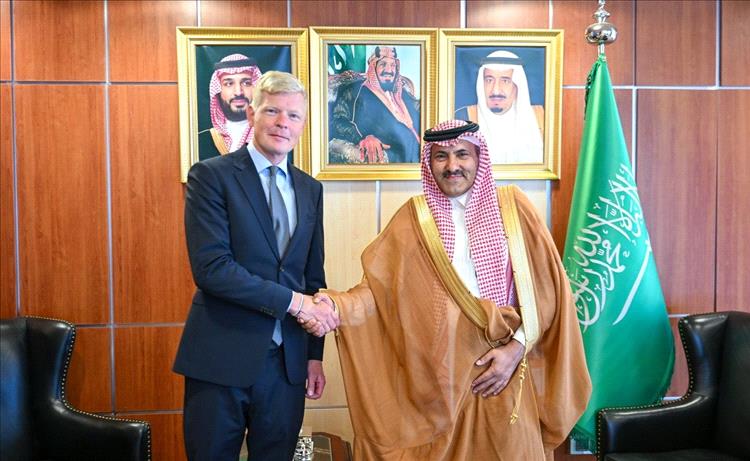 السفير السعودي محمد آل جابر يلتقي المبعوث الأممي ويؤكد دعم جهود السلام في اليمن