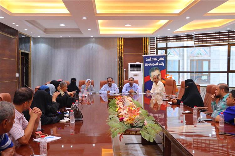 مدير عام خورمكسر يعقد اجتماعًا مع مديري المدارس الأهلية لمناقشة قرار تخفيض رسوم التسجيل