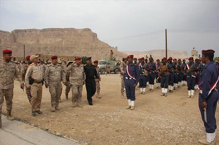 وزير الدفاع يناقش مع محافظ حضرموت الاوضاع الامنية و يتفقد جاهزية المنطقة العسكرية الأولى