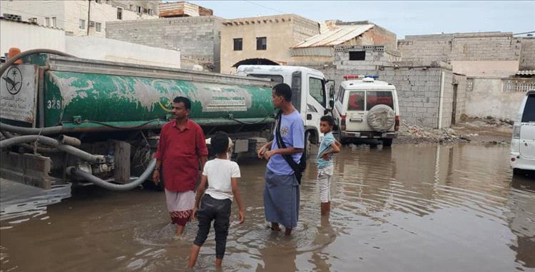 السلطة المحلية في مديرية المنصورة تتخذ إجراءات سريعة لتصريف مياه الأمطار في حي حاشد