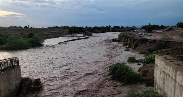 سيول غزيرة في وادي الحسيني وتحذيرات من وصولها إلى الحسوة بعدن