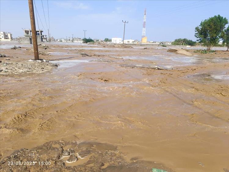 سيول تاريخية تصل شاطئ الحسوة بعد غياب ستة عقود