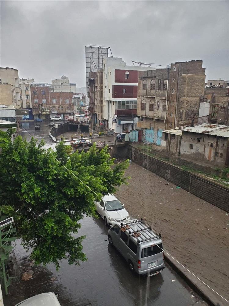 هطول أمطار غزيرة على مناطق واسعة بمحافظة تعز