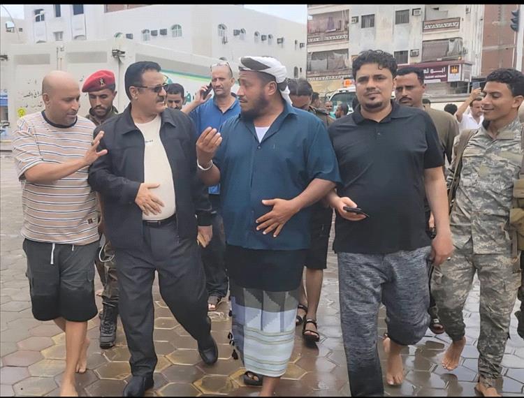 "الداؤودي" والحسيني" يشرفان على أعمال شفط مياه الأمطار في عدد من شوارع مديرية المنصورة
