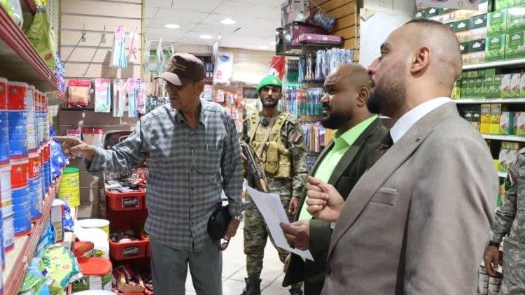 لجنة مراقبة الأسعار بعدن تدشن نزولاً ميدانياً وتغلق مخازن وسوق خضار لمخالفة التسعيرة
